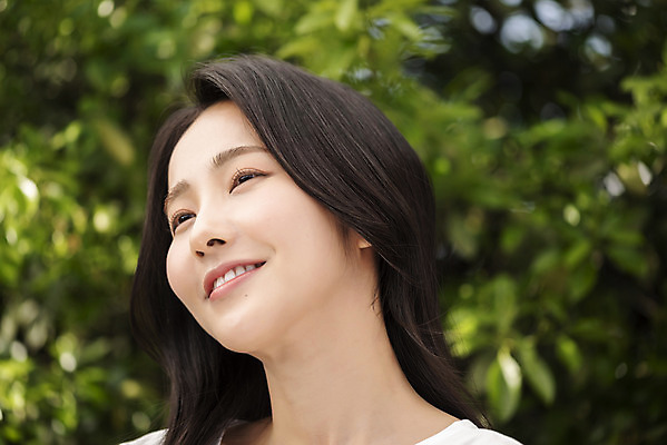 포토 JPG 주간 응시 여자 나뭇잎 한명 미소 상반신 20대 성인 야외 옆모습 아웃포커스 뷰티 한국인 내추럴 의료성형뷰티 성인여자한명만 국내포토 자연요소 1 시선 뷰포인트 잎 촬영기법 표정 사람 동양인 청년 여자한명만 성인여자만 파일형식