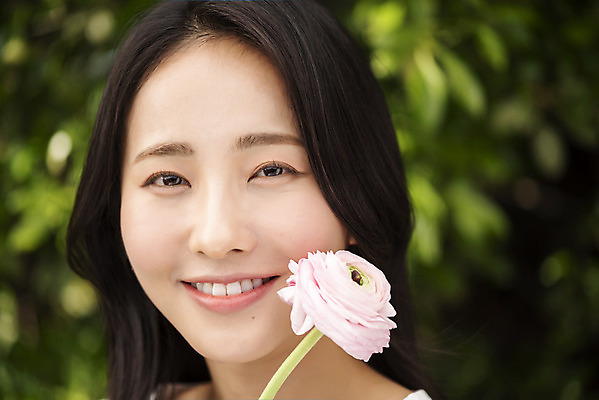 포토 JPG 주간 응시 여자 나뭇잎 한명 미소 근접촬영 상반신 20대 성인 야외 앞모습 아웃포커스 뷰티 한국인 라넌큘러스 내추럴 의료성형뷰티 성인여자한명만 국내포토 자연요소 1 시선 꽃 뷰포인트 잎 촬영기법 표정 사람 동양인 청년 여자한명만 성인여자만 파일형식