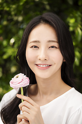 포토 JPG 주간 응시 여자 나뭇잎 한명 미소 들기 상반신 20대 성인 야외 앞모습 아웃포커스 뷰티 한국인 라넌큘러스 내추럴 의료성형뷰티 성인여자한명만 국내포토 자연요소 1 시선 꽃 뷰포인트 잎 모션 촬영기법 표정 사람 동양인 청년 여자한명만 성인여자만 파일형식