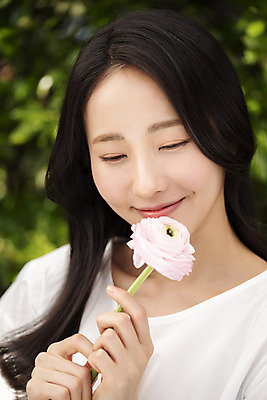 포토 JPG 주간 여자 나뭇잎 한명 미소 들기 상반신 20대 성인 야외 앞모습 아웃포커스 뷰티 한국인 향기 라넌큘러스 내추럴 의료성형뷰티 성인여자한명만 국내포토 자연요소 1 꽃 뷰포인트 잎 모션 촬영기법 표정 사람 동양인 청년 냄새 여자한명만 성인여자만 파일형식