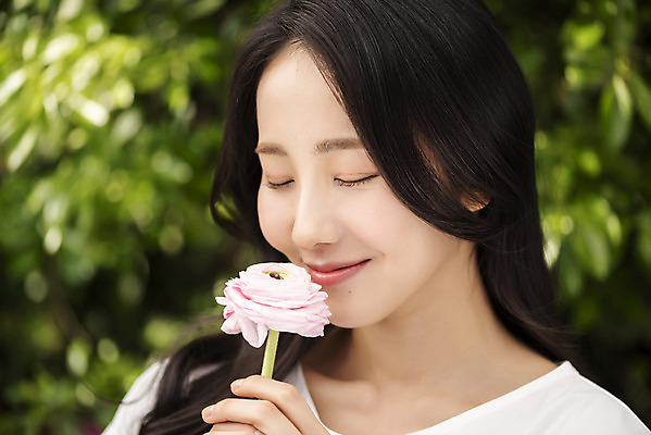 포토 JPG 주간 여자 나뭇잎 한명 미소 들기 상반신 20대 성인 야외 옆모습 아웃포커스 뷰티 눈감음 한국인 향기 라넌큘러스 내추럴 의료성형뷰티 성인여자한명만 국내포토 자연요소 1 꽃 뷰포인트 잎 모션 촬영기법 표정 사람 동양인 청년 냄새 여자한명만 성인여자만 파일형식