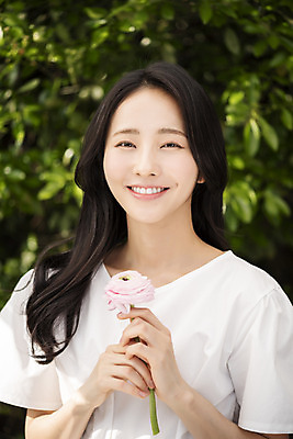 포토 JPG 주간 응시 여자 나뭇잎 한명 미소 들기 상반신 20대 성인 야외 앞모습 아웃포커스 뷰티 한국인 라넌큘러스 내추럴 의료성형뷰티 성인여자한명만 국내포토 자연요소 1 시선 꽃 뷰포인트 잎 모션 촬영기법 표정 사람 동양인 청년 여자한명만 성인여자만 파일형식