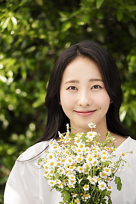 포토 JPG 주간 여자 꽃다발 나뭇잎 한명 미소 들기 상반신 20대 성인 야외 앞모습 아웃포커스 뷰티 한국인 내추럴 의료성형뷰티 성인여자한명만 국내포토 자연요소 1 꽃 뷰포인트 잎 모션 촬영기법 표정 사람 동양인 청년 여자한명만 성인여자만 파일형식