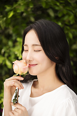 포토 JPG 주간 여자 나뭇잎 한명 미소 들기 상반신 20대 성인 야외 옆모습 아웃포커스 뷰티 장미 눈감음 한국인 향기 내추럴 의료성형뷰티 성인여자한명만 국내포토 자연요소 1 꽃 뷰포인트 잎 모션 촬영기법 표정 사람 동양인 청년 냄새 여자한명만 성인여자만 파일형식