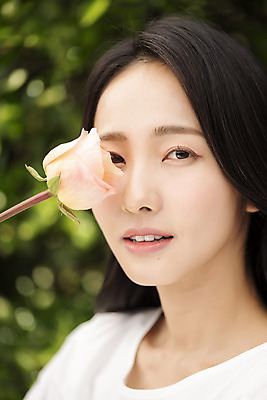 포토 JPG 주간 응시 여자 나뭇잎 한명 상반신 20대 성인 야외 앞모습 아웃포커스 뷰티 장미 한국인 눈가림 내추럴 의료성형뷰티 성인여자한명만 국내포토 자연요소 1 시선 꽃 뷰포인트 잎 촬영기법 사람 동양인 청년 가림 여자한명만 성인여자만 파일형식