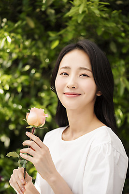 포토 JPG 주간 응시 여자 나뭇잎 한명 미소 들기 상반신 20대 성인 야외 앞모습 아웃포커스 뷰티 장미 한국인 내추럴 의료성형뷰티 성인여자한명만 국내포토 자연요소 1 시선 꽃 뷰포인트 잎 모션 촬영기법 표정 사람 동양인 청년 여자한명만 성인여자만 파일형식