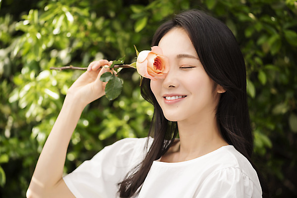 포토 JPG 주간 여자 나뭇잎 한명 미소 들기 상반신 20대 성인 야외 옆모습 아웃포커스 뷰티 장미 눈감음 한국인 눈가림 내추럴 의료성형뷰티 성인여자한명만 국내포토 자연요소 1 꽃 뷰포인트 잎 모션 촬영기법 표정 사람 동양인 청년 가림 여자한명만 성인여자만 파일형식