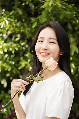 포토 JPG 주간 응시 여자 나뭇잎 한명 미소 들기 상반신 20대 성인 야외 옆모습 아웃포커스 뷰티 장미 한국인 내추럴 의료성형뷰티 성인여자한명만 국내포토 자연요소 1 시선 꽃 뷰포인트 잎 모션 촬영기법 표정 사람 동양인 청년 여자한명만 성인여자만 파일형식