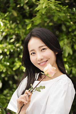 포토 JPG 주간 응시 여자 나뭇잎 한명 미소 들기 상반신 20대 성인 야외 앞모습 아웃포커스 뷰티 장미 한국인 내추럴 의료성형뷰티 성인여자한명만 국내포토 자연요소 1 시선 꽃 뷰포인트 잎 모션 촬영기법 표정 사람 동양인 청년 여자한명만 성인여자만 파일형식