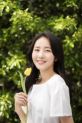 포토 JPG 주간 응시 여자 나뭇잎 한명 미소 들기 상반신 20대 성인 야외 앞모습 아웃포커스 뷰티 한국인 튤립 내추럴 의료성형뷰티 성인여자한명만 국내포토 자연요소 1 시선 꽃 뷰포인트 잎 모션 촬영기법 표정 사람 동양인 청년 여자한명만 성인여자만 파일형식