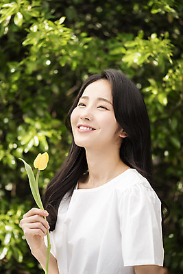 포토 JPG 주간 응시 여자 나뭇잎 한명 미소 들기 상반신 20대 성인 야외 옆모습 아웃포커스 뷰티 한국인 튤립 내추럴 의료성형뷰티 성인여자한명만 국내포토 자연요소 1 시선 꽃 뷰포인트 잎 모션 촬영기법 표정 사람 동양인 청년 여자한명만 성인여자만 파일형식