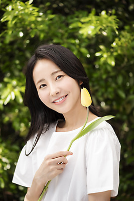 포토 JPG 주간 응시 여자 나뭇잎 한명 미소 들기 상반신 20대 성인 야외 옆모습 아웃포커스 뷰티 한국인 튤립 내추럴 의료성형뷰티 성인여자한명만 국내포토 자연요소 1 시선 꽃 뷰포인트 잎 모션 촬영기법 표정 사람 동양인 청년 여자한명만 성인여자만 파일형식