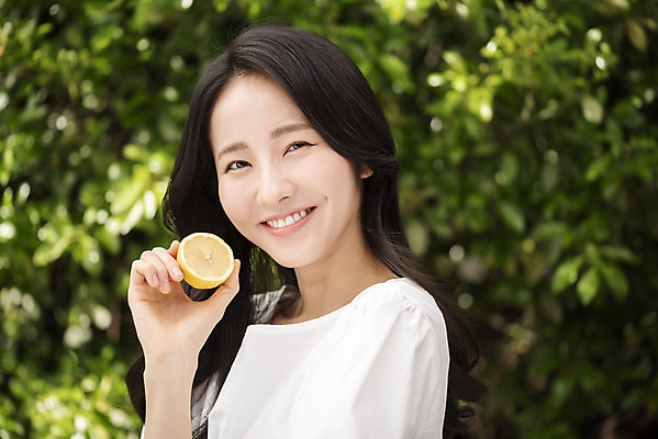 포토 JPG 주간 응시 여자 나뭇잎 한명 미소 들기 상반신 20대 성인 야외 옆모습 아웃포커스 뷰티 한국인 레몬 내추럴 의료성형뷰티 성인여자한명만 국내포토 자연요소 1 시선 뷰포인트 잎 과일 모션 촬영기법 표정 사람 동양인 청년 여자한명만 성인여자만 파일형식