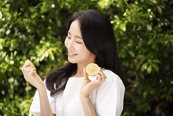 포토 JPG 주간 응시 여자 나뭇잎 한명 미소 들기 상반신 20대 성인 야외 옆모습 아웃포커스 뷰티 한국인 레몬 내추럴 의료성형뷰티 성인여자한명만 국내포토 자연요소 1 시선 뷰포인트 잎 과일 모션 촬영기법 표정 사람 동양인 청년 여자한명만 성인여자만 파일형식