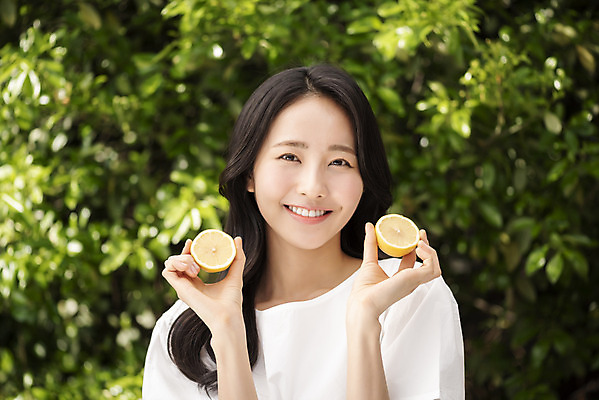 포토 JPG 주간 응시 여자 나뭇잎 한명 미소 들기 상반신 20대 성인 야외 앞모습 아웃포커스 뷰티 한국인 레몬 내추럴 의료성형뷰티 성인여자한명만 국내포토 자연요소 1 시선 뷰포인트 잎 과일 모션 촬영기법 표정 사람 동양인 청년 여자한명만 성인여자만 파일형식