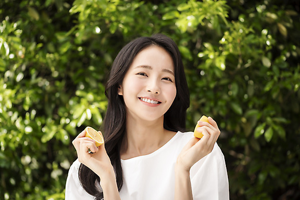 포토 JPG 주간 응시 여자 나뭇잎 한명 미소 들기 상반신 20대 성인 야외 앞모습 아웃포커스 뷰티 한국인 레몬 내추럴 의료성형뷰티 성인여자한명만 국내포토 자연요소 1 시선 뷰포인트 잎 과일 모션 촬영기법 표정 사람 동양인 청년 여자한명만 성인여자만 파일형식