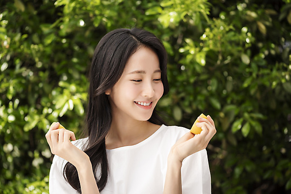 포토 JPG 주간 응시 여자 나뭇잎 한명 미소 들기 상반신 20대 성인 야외 옆모습 아웃포커스 뷰티 한국인 레몬 내추럴 의료성형뷰티 성인여자한명만 국내포토 자연요소 1 시선 뷰포인트 잎 과일 모션 촬영기법 표정 사람 동양인 청년 여자한명만 성인여자만 파일형식