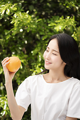 포토 JPG 주간 응시 여자 오렌지 나뭇잎 한명 미소 들기 상반신 20대 성인 야외 옆모습 아웃포커스 뷰티 한국인 내추럴 의료성형뷰티 성인여자한명만 국내포토 자연요소 1 시선 뷰포인트 잎 과일 모션 촬영기법 표정 사람 동양인 청년 여자한명만 성인여자만 파일형식
