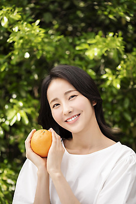 포토 JPG 주간 응시 여자 오렌지 나뭇잎 한명 미소 들기 상반신 20대 성인 야외 앞모습 아웃포커스 뷰티 한국인 내추럴 의료성형뷰티 성인여자한명만 국내포토 자연요소 1 시선 뷰포인트 잎 과일 모션 촬영기법 표정 사람 동양인 청년 여자한명만 성인여자만 파일형식