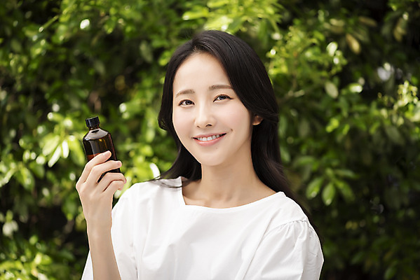 포토 JPG 주간 응시 여자 나뭇잎 한명 미소 들기 상반신 20대 성인 야외 앞모습 아웃포커스 뷰티 화장품 한국인 내추럴 의료성형뷰티 성인여자한명만 국내포토 자연요소 1 시선 뷰포인트 잎 모션 촬영기법 표정 사람 동양인 청년 여자한명만 성인여자만 파일형식