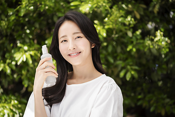 포토 JPG 주간 응시 여자 나뭇잎 한명 미소 들기 상반신 20대 성인 야외 앞모습 아웃포커스 뷰티 화장품 한국인 내추럴 의료성형뷰티 성인여자한명만 국내포토 자연요소 1 시선 뷰포인트 잎 모션 촬영기법 표정 사람 동양인 청년 여자한명만 성인여자만 파일형식