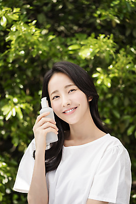 포토 JPG 주간 응시 여자 나뭇잎 한명 미소 들기 상반신 20대 성인 야외 앞모습 아웃포커스 뷰티 화장품 한국인 내추럴 의료성형뷰티 성인여자한명만 국내포토 자연요소 1 시선 뷰포인트 잎 모션 촬영기법 표정 사람 동양인 청년 여자한명만 성인여자만 파일형식