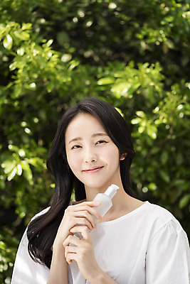 포토 JPG 주간 응시 여자 나뭇잎 한명 미소 들기 상반신 20대 성인 야외 앞모습 아웃포커스 뷰티 화장품 한국인 내추럴 의료성형뷰티 성인여자한명만 국내포토 자연요소 1 시선 뷰포인트 잎 모션 촬영기법 표정 사람 동양인 청년 여자한명만 성인여자만 파일형식