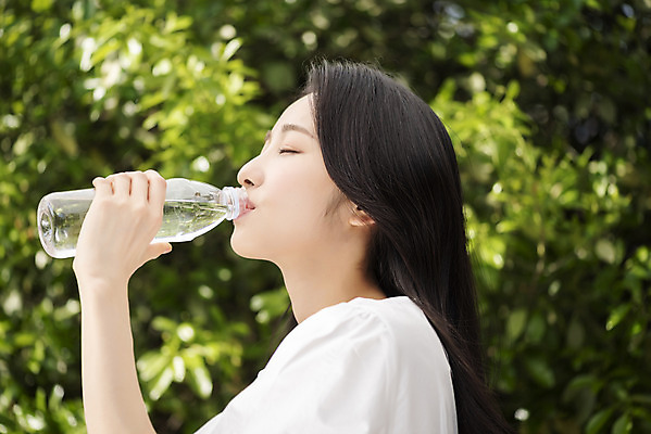 포토 JPG 주간 여자 나뭇잎 한명 들기 상반신 20대 성인 야외 옆모습 아웃포커스 뷰티 눈감음 한국인 생수 내추럴 물마시기 의료성형뷰티 성인여자한명만 국내포토 자연요소 1 뷰포인트 잎 모션 촬영기법 사람 동양인 청년 마시기 물병 여자한명만 성인여자만 파일형식