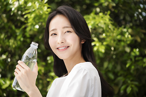 포토 JPG 주간 응시 여자 나뭇잎 한명 미소 들기 상반신 20대 성인 야외 옆모습 아웃포커스 뷰티 한국인 생수 내추럴 의료성형뷰티 성인여자한명만 국내포토 자연요소 1 시선 뷰포인트 잎 모션 촬영기법 표정 사람 동양인 청년 물병 여자한명만 성인여자만 파일형식