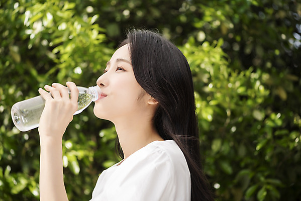 포토 JPG 주간 응시 여자 나뭇잎 한명 미소 들기 상반신 20대 성인 야외 옆모습 아웃포커스 뷰티 한국인 생수 내추럴 물마시기 의료성형뷰티 성인여자한명만 국내포토 자연요소 1 시선 뷰포인트 잎 모션 촬영기법 표정 사람 동양인 청년 마시기 물병 여자한명만 성인여자만 파일형식