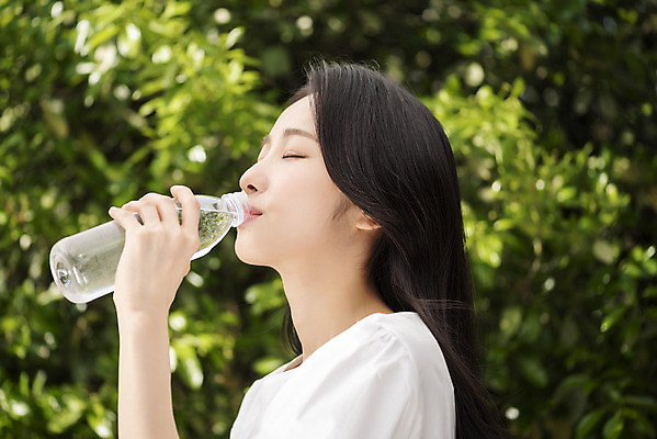 포토 JPG 주간 여자 나뭇잎 한명 들기 상반신 20대 성인 야외 옆모습 아웃포커스 뷰티 눈감음 한국인 생수 내추럴 물마시기 의료성형뷰티 성인여자한명만 국내포토 자연요소 1 뷰포인트 잎 모션 촬영기법 사람 동양인 청년 마시기 물병 여자한명만 성인여자만 파일형식