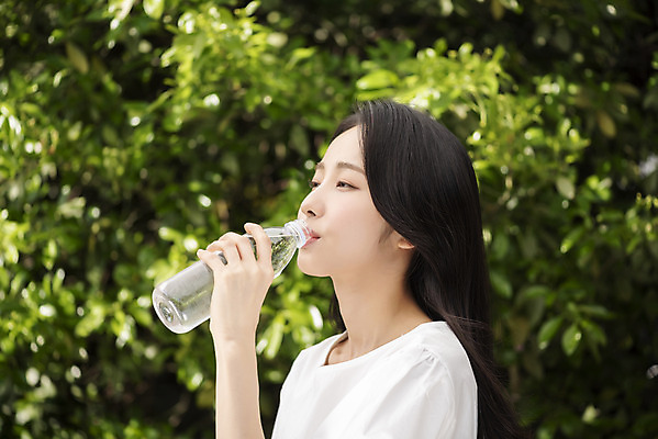 포토 JPG 주간 응시 여자 나뭇잎 한명 들기 상반신 20대 성인 야외 옆모습 아웃포커스 뷰티 한국인 생수 내추럴 물마시기 의료성형뷰티 성인여자한명만 국내포토 자연요소 1 시선 뷰포인트 잎 모션 촬영기법 사람 동양인 청년 마시기 물병 여자한명만 성인여자만 파일형식