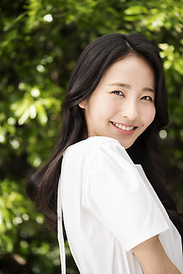 포토 JPG 주간 응시 여자 나뭇잎 한명 미소 상반신 20대 성인 야외 옆모습 아웃포커스 뷰티 한국인 내추럴 의료성형뷰티 성인여자한명만 국내포토 자연요소 1 시선 뷰포인트 잎 촬영기법 표정 사람 동양인 청년 여자한명만 성인여자만 파일형식