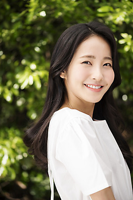 포토 JPG 주간 응시 여자 나뭇잎 한명 미소 상반신 20대 성인 야외 옆모습 아웃포커스 뷰티 한국인 내추럴 의료성형뷰티 성인여자한명만 국내포토 자연요소 1 시선 뷰포인트 잎 촬영기법 표정 사람 동양인 청년 여자한명만 성인여자만 파일형식