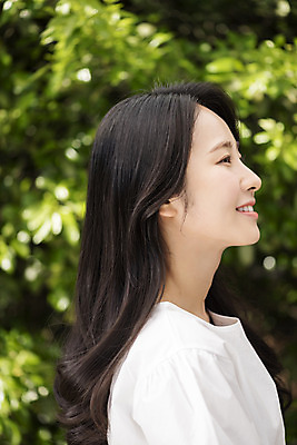 포토 JPG 주간 응시 여자 나뭇잎 한명 미소 상반신 20대 성인 야외 옆모습 아웃포커스 뷰티 한국인 내추럴 의료성형뷰티 성인여자한명만 국내포토 자연요소 1 시선 뷰포인트 잎 촬영기법 표정 사람 동양인 청년 여자한명만 성인여자만 파일형식