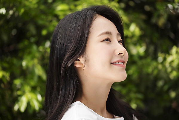 포토 JPG 주간 응시 여자 나뭇잎 한명 미소 상반신 20대 성인 야외 옆모습 아웃포커스 뷰티 한국인 내추럴 의료성형뷰티 성인여자한명만 국내포토 자연요소 1 시선 뷰포인트 잎 촬영기법 표정 사람 동양인 청년 여자한명만 성인여자만 파일형식