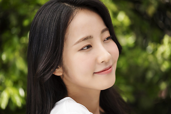 포토 JPG 주간 응시 여자 나뭇잎 한명 미소 근접촬영 상반신 20대 성인 야외 옆모습 아웃포커스 뷰티 한국인 내추럴 의료성형뷰티 성인여자한명만 국내포토 자연요소 1 시선 뷰포인트 잎 촬영기법 표정 사람 동양인 청년 여자한명만 성인여자만 파일형식