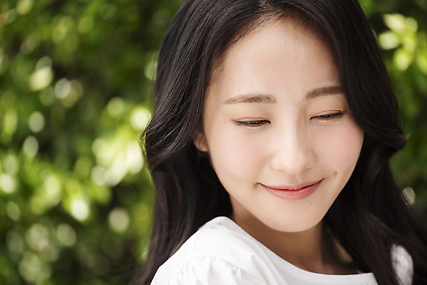 포토 JPG 주간 응시 여자 나뭇잎 한명 미소 근접촬영 상반신 20대 성인 야외 앞모습 아웃포커스 뷰티 한국인 내추럴 의료성형뷰티 성인여자한명만 국내포토 자연요소 1 시선 뷰포인트 잎 촬영기법 표정 사람 동양인 청년 여자한명만 성인여자만 파일형식