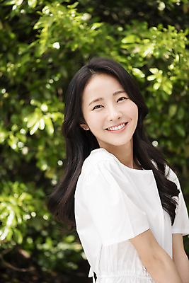 포토 JPG 주간 응시 여자 나뭇잎 한명 미소 상반신 20대 성인 야외 앞모습 아웃포커스 뷰티 한국인 내추럴 의료성형뷰티 성인여자한명만 국내포토 자연요소 1 시선 뷰포인트 잎 촬영기법 표정 사람 동양인 청년 여자한명만 성인여자만 파일형식