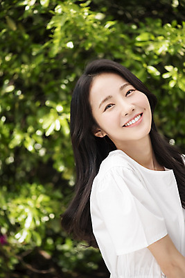 포토 JPG 주간 응시 여자 나뭇잎 한명 미소 상반신 20대 성인 야외 앞모습 아웃포커스 뷰티 한국인 내추럴 의료성형뷰티 성인여자한명만 국내포토 자연요소 1 시선 뷰포인트 잎 촬영기법 표정 사람 동양인 청년 여자한명만 성인여자만 파일형식