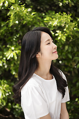 포토 JPG 주간 응시 여자 나뭇잎 한명 미소 상반신 20대 성인 야외 옆모습 아웃포커스 뷰티 한국인 내추럴 의료성형뷰티 성인여자한명만 국내포토 자연요소 1 시선 뷰포인트 잎 촬영기법 표정 사람 동양인 청년 여자한명만 성인여자만 파일형식