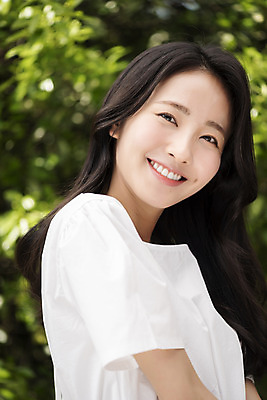 포토 JPG 주간 응시 여자 나뭇잎 한명 미소 상반신 20대 성인 야외 옆모습 아웃포커스 뷰티 한국인 내추럴 의료성형뷰티 성인여자한명만 국내포토 자연요소 1 시선 뷰포인트 잎 촬영기법 표정 사람 동양인 청년 여자한명만 성인여자만 파일형식