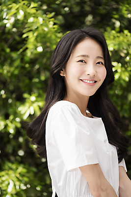 포토 JPG 주간 응시 여자 나뭇잎 한명 미소 상반신 20대 성인 야외 옆모습 아웃포커스 뷰티 한국인 내추럴 의료성형뷰티 성인여자한명만 국내포토 자연요소 1 시선 뷰포인트 잎 촬영기법 표정 사람 동양인 청년 여자한명만 성인여자만 파일형식