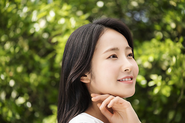 포토 JPG 주간 응시 여자 나뭇잎 한명 미소 손짓 근접촬영 상반신 20대 성인 야외 옆모습 아웃포커스 뷰티 한국인 내추럴 의료성형뷰티 성인여자한명만 국내포토 자연요소 1 시선 뷰포인트 잎 모션 촬영기법 표정 사람 동양인 청년 여자한명만 성인여자만 파일형식
