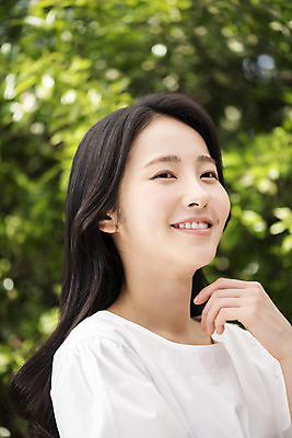 포토 JPG 주간 응시 여자 나뭇잎 한명 미소 손짓 상반신 20대 성인 야외 옆모습 아웃포커스 뷰티 한국인 내추럴 의료성형뷰티 성인여자한명만 국내포토 자연요소 1 시선 뷰포인트 잎 모션 촬영기법 표정 사람 동양인 청년 여자한명만 성인여자만 파일형식