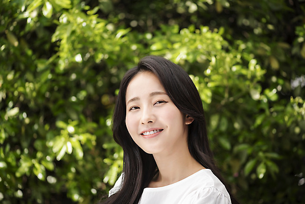 포토 JPG 주간 응시 여자 나뭇잎 한명 미소 상반신 20대 성인 야외 옆모습 아웃포커스 뷰티 한국인 내추럴 의료성형뷰티 성인여자한명만 국내포토 자연요소 1 시선 뷰포인트 잎 촬영기법 표정 사람 동양인 청년 여자한명만 성인여자만 파일형식