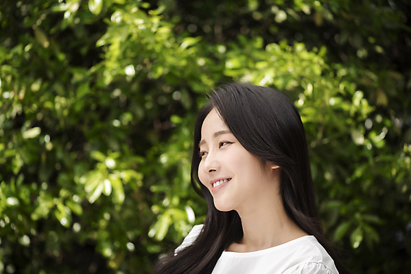 포토 JPG 주간 응시 여자 나뭇잎 한명 미소 상반신 20대 성인 야외 옆모습 아웃포커스 뷰티 한국인 내추럴 의료성형뷰티 성인여자한명만 국내포토 자연요소 1 시선 뷰포인트 잎 촬영기법 표정 사람 동양인 청년 여자한명만 성인여자만 파일형식