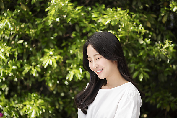 포토 JPG 주간 여자 나뭇잎 한명 미소 상반신 20대 성인 야외 옆모습 아웃포커스 뷰티 눈감음 한국인 내추럴 의료성형뷰티 성인여자한명만 국내포토 자연요소 1 뷰포인트 잎 모션 촬영기법 표정 사람 동양인 청년 여자한명만 성인여자만 파일형식