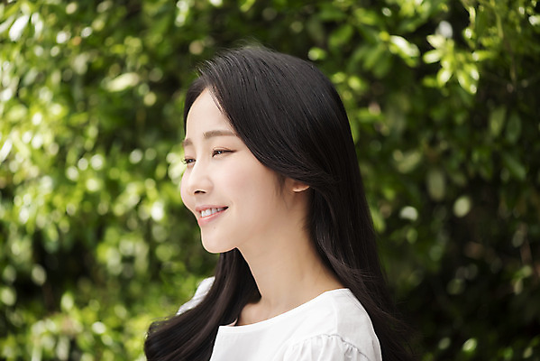 포토 JPG 주간 응시 여자 나뭇잎 한명 미소 상반신 20대 성인 야외 옆모습 아웃포커스 뷰티 한국인 내추럴 의료성형뷰티 성인여자한명만 국내포토 자연요소 1 시선 뷰포인트 잎 촬영기법 표정 사람 동양인 청년 여자한명만 성인여자만 파일형식