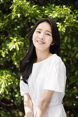 포토 JPG 주간 응시 여자 나뭇잎 한명 미소 상반신 20대 성인 야외 앞모습 아웃포커스 뷰티 한국인 내추럴 의료성형뷰티 성인여자한명만 국내포토 자연요소 1 시선 뷰포인트 잎 촬영기법 표정 사람 동양인 청년 여자한명만 성인여자만 파일형식